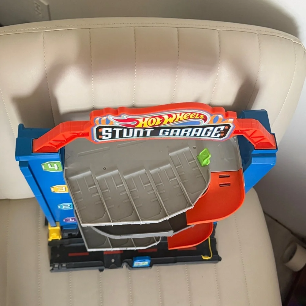 Stunt Garage Playset - Blue/Gray/Orange Hot Wheels as is